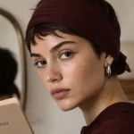Bandeau cheveu court bordeaux noué, tenue anti-glisse, cheveux courts