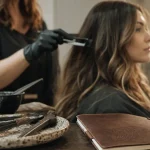 Couleur et balayage : reflets naturels, châtain et voiles clairs encadrant le visage