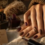 Couleur ongles automne 2025 : bruns café, rouge profond et effet Cat Eye sur ongles
