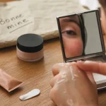 Creme bonne mine : tube et pot de crème, main et miroir