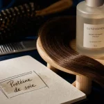 Lissage proteine de soie : mèche de cheveux brillante et soin capillaire