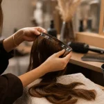Rajout pour les cheveux : barrette à clips en salon coiffure