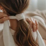 Kardoune cheveux : lissage sans chaleur, cheveux enveloppés dans un coton