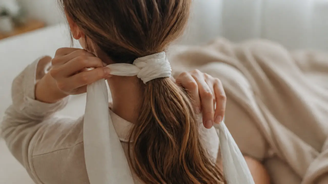 Kardoune cheveux : lissage sans chaleur, cheveux enveloppés dans un coton