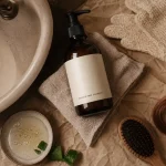 Shampoing cheveux colorés sans sulfate : flacon, cheveux colorés et brosse
