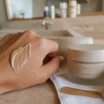 Crème visage autobronzante sur la main, application sans traces