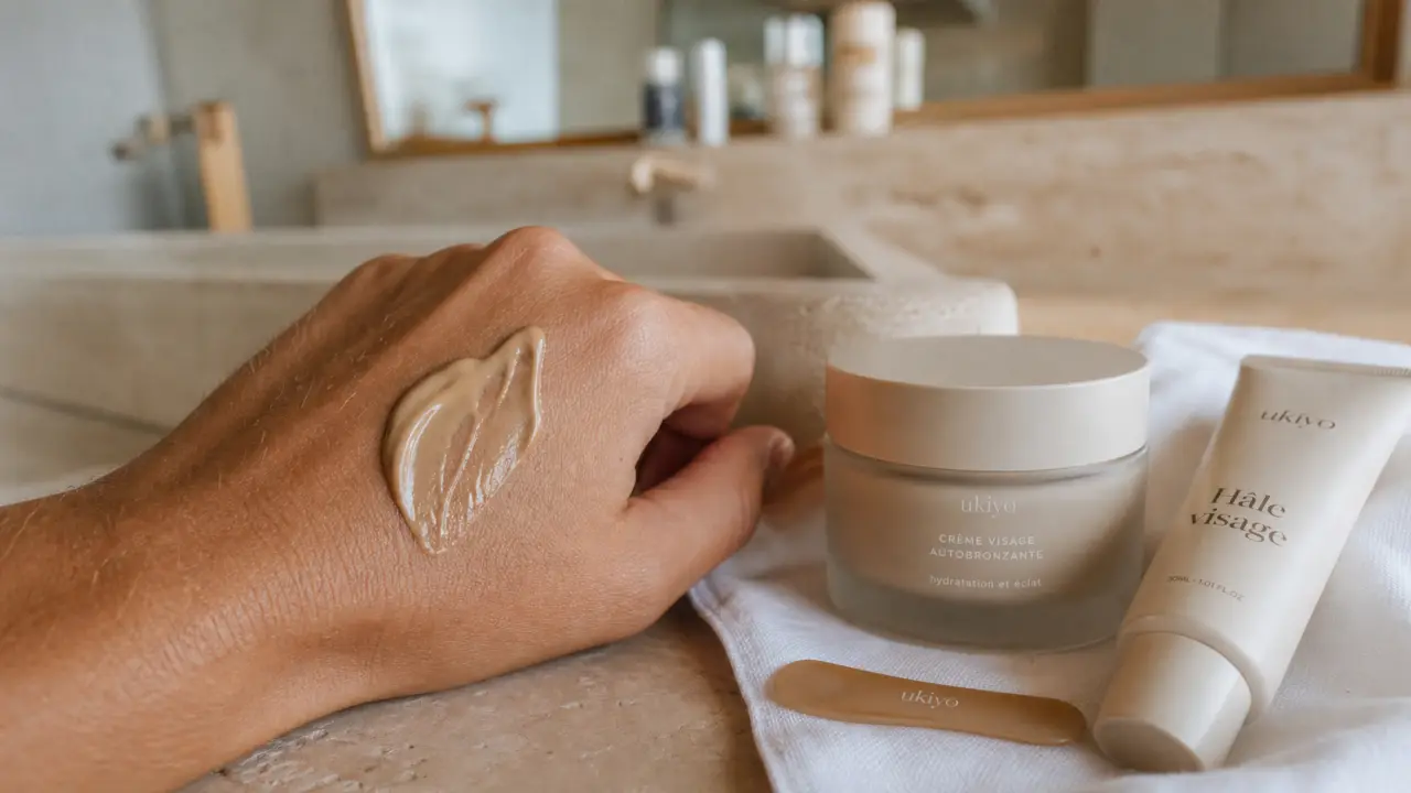 Crème visage autobronzante sur la main, application sans traces