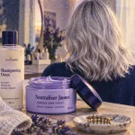 Entretien naturel des cheveux blancs : shampoing doux et masque violet pour neutraliser les jaunes