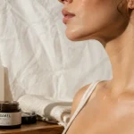 Rides du cou que faire : routine crème et posture