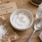 bicarbonate pour les cheveux, pâte de bicarbonate en bol